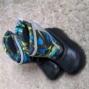 Boys snow boot with adjustable Velcro closure